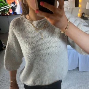 Beige stickad tröja - Säljer en mysig beige stickad tröja med trekvartsärm. Perfekt för kyliga dagar och lätt att matcha med olika outfits. Tröjan har en enkel och stilren design. Köpte den från Chelsea och använt få tal gånger! Skriv om ni har några frågor och funderar. Priset kan diskuteras vid snabb affär, tröjan passar även s/m/l💕