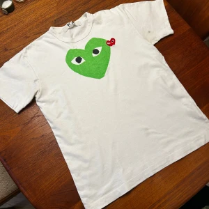 CDG t-shirt - Säljer min vita t-shirt från Comme des Garçons/CDG för att den är för liten för mig. 