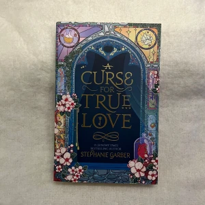 A Curse for True Love - 'A Curse for True Love' av Stephanie Garber är en del av 'Once Upon a Broken Heart' trilogin. En spännande berättelse om kärlek och förbannelser.