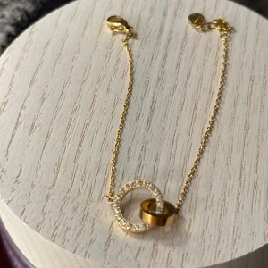 Smycke från Edblad  - Säljer min splitter nya Eternal Orbit Bracelet Gold från Edblad då den ej kommit till användning, super fin design och matchar till allt😍( Köpt för 399kr ) Diameter 8 mm och 12 mm, armbandets justerbara längd 15,5-18,5 cm Kubisk zirkonia, blank 14K guldplätering på rostfritt stål Nickelsäkert Vattentålig.