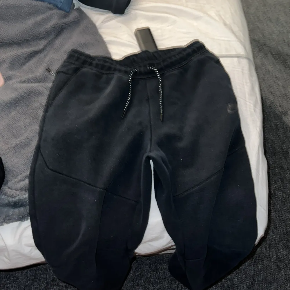 Hej säljer mina svarta nike tech byxor från Nike, säljer pga att det inte används längre och förkorta på mig själv. ganska bra skick och säljer billigt . Farkut & Housut.