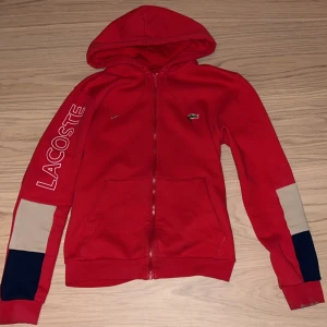 Lacoste kofta - Lacoste kofta storlek S. jätte sparsamt använd som man ser på bilderna 9,5/10 nypris runt 1.4