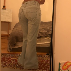 Utsvängda ljusblåa jeans - Jätte fina thriftade jeans, väldigt bekväma lite mer lössittande. I använt skick men ser bra ut !