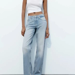 Ljusblå jeans zara - Ett par lite mer baggy jeans från Zara i modellen TRF medelhög midja❣️Super trendiga!! Dom är väldigt långa och har därför klippt dom där bak så att de precis nuddar marken på mig som är 170 cm❤️‍🔥Går att klippa hela vägen runt om man hellre vill det!❣️skriv för fler bilder💛