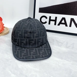 Svart keps från Fendi - Snygg svart keps från Fendi med ett diskret mönster i mörkgrått. Kepsen har en klassisk design med böjd skärm och justerbar rem baktill för perfekt passform. Perfekt för att ge din outfit en lyxig touch. Parfeckt in för våren/sommaren skriv för funderingar 🤔pris kan diskuteras vid snabbt köp