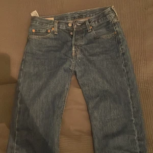 Levi's 501 jeans i blå - Klassiska Levi's 501 jeans i blå denim med knappgylf och femficksdesign. Perfekta för en avslappnad stil. Midjemått W30 och längd 32. Passar på dig som är mellan 183-188, använda Max 5 gånger 