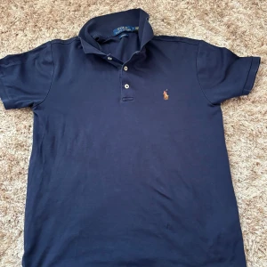 Ralph Lauren pike   - Ralph Lauren piké| storlek M| mycket bra skick 9,5/10| perfekt för våren| pm för mer info🙌🏼