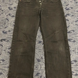 Levis jeans  - Säljer nu dessa feta levis jeans i strl 33/30. Finns gräsfläck (sista bilden) på högre benet som jag inte får bort men annars bra skick