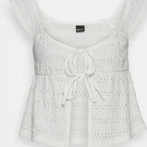 Vitt sommar topp från Gina Tricot  - Söt vit blus från Gina Tricot med spetsdetaljer och knyt framtill. Perfekt för varma dagar! Och änvänd 1-2 gånger 