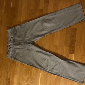 Grå jeansbyxor från G-Star RAW - Snygga grå jeansbyxor från G-Star RAW med en klassisk design. Byxorna har en rak passform och är tillverkade i ett slitstarkt material. Perfekta för en stilren look. (Aldrig använda då de varit förstora, har endast legat i garderoben ett tag)