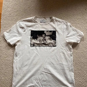 Limitato T-shirt  - Säljer min fina limitato tröja, den har en del skavanker som man ser på bilderna. Men inget man märker från lång sikt. Skick 5/10. Inget orginal kommer med