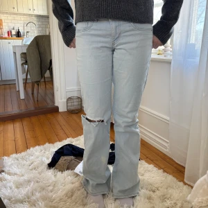 Ljusblå jeans med slitningar - Säljer dessa snygga jeans från hm med ett hål på ena knät som jag gjort själv. På ena benet på jeansen är det en liten fläck se bild! 😇💘💘🙌🏽