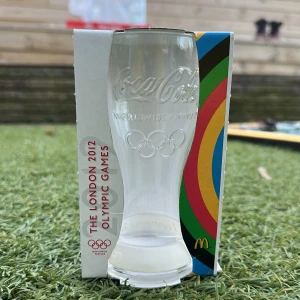  Genomskinlig Coca-Cola, vit glas  -  Genomskinlig Coca-Cola glas från Olympic games i London 2012 