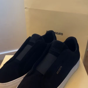 Svarta sneakers från Axel Arigato -  svarta sneakers från Axel Arigato. Modellen är 360 laceless. Bilden är från när jag precis hade köpt de. Men de e mer använda nu