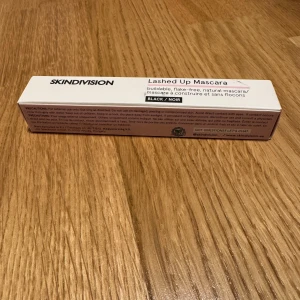 Skindivision Lashed Up Mascara - Skindivision Lashed Up Mascara i färgen svart. Denna mascara är byggbar och fri från flagor, vilket ger naturliga och glamorösa volymer utan klumpar eller smetning. Perfekt för att definiera varje frans för en intensiv look.