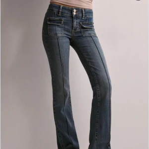 slutsålda jeans, nelly - säljer dessa assnygga jeans från nelly. Bra skick och helt slutsålda på hemsidan❤️❤️