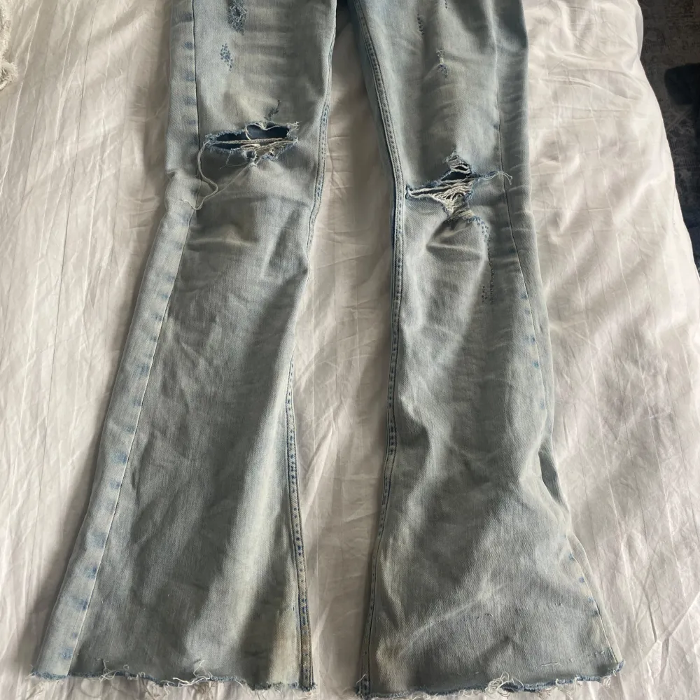 Jätte snygga low jeans med hål på knäna och lite slitningar storlek 34❣️köpta på plick och hon hade klippt av dom så passar 165 och neråt lite små fläckar kom privat. Farkut & Housut.