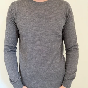 Grå stickad tröja - En tunnare stickad tröja från Oscar Jacobson, i ett mycket fin skick 
