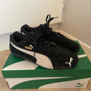 Puma speedcat - Snygga svarta sneakers Puma Speedcat. Skorna har snörning och är tillverkade i mocka. Perfekta för en stilren look. Endast använda 4-5 gånger och är i relativt nytt skick. Kartongen följer även med! Nypris ca 1300kr