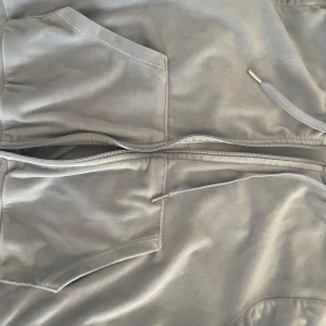 Ljusblå kofta från Gina Tricot - Säljer en stilren Ljusblå kofta från Gina Tricot. Den har en dragkedja framtill och praktiska fickor. Perfekt för en avslappnad look.