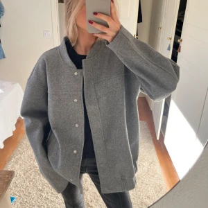 Bomber jacka Gina - Så snygg! Helt slutsåld och storlek S