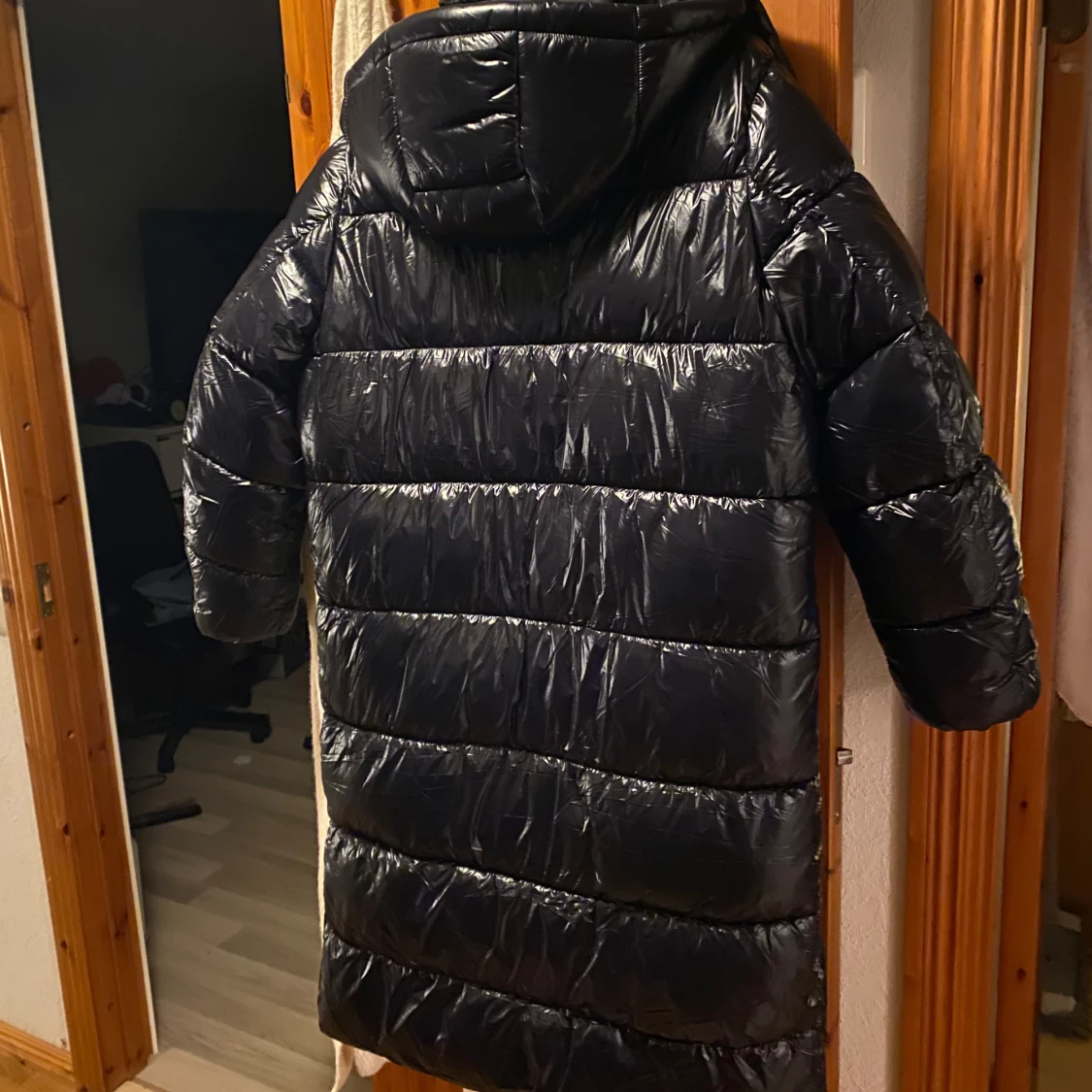 Svart lång dunjacka med huva - 1