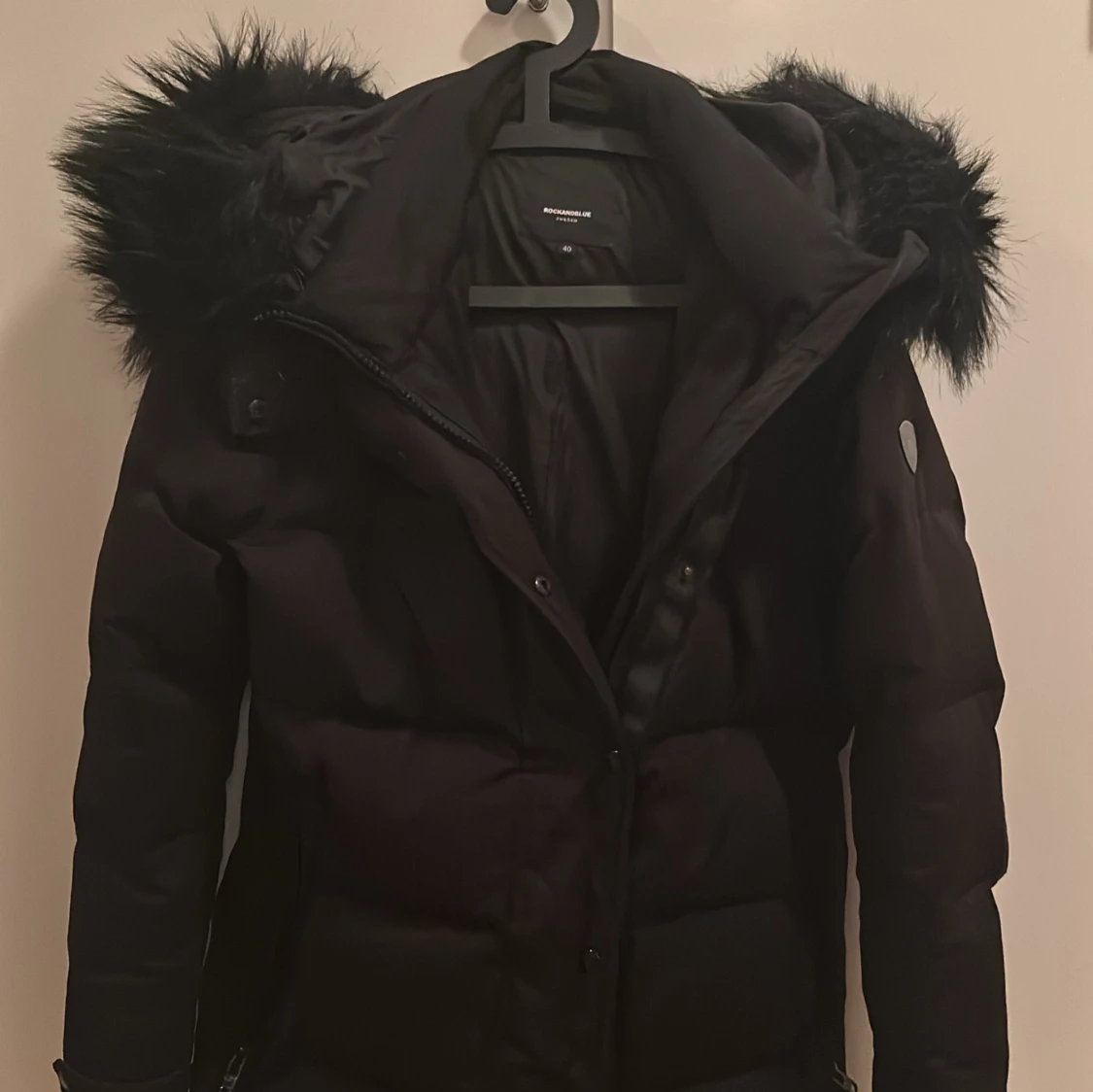 Svart dunjacka med fuskpäls - 4