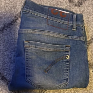 dondup george - Säljer nu dessa tvärfeta dondup jeansen i modellen george. skicket är 9/10. Fick slitningarna på fickan när jag köpte dem men ser bara det som en snygg design. Priset är ej hugget i sten! Skriv för frågor eller funderingar.