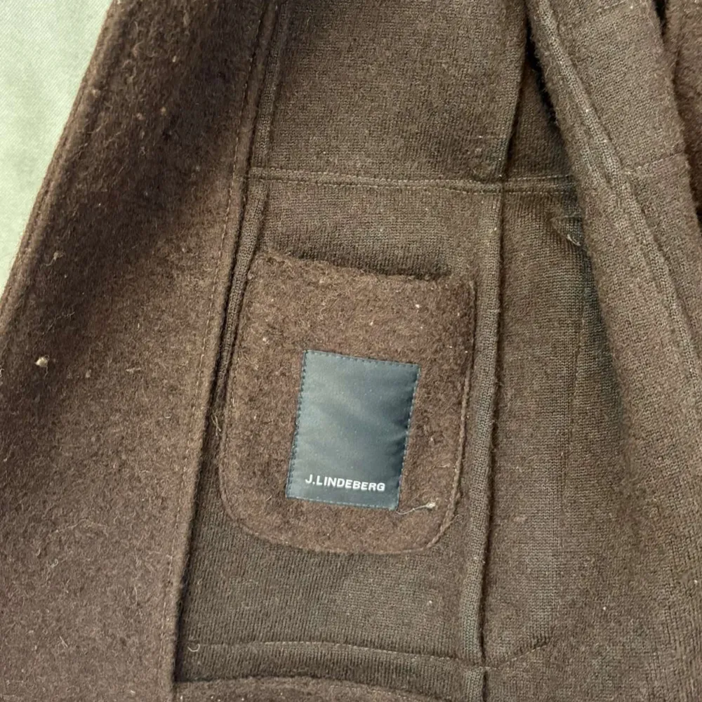 Otroligt fräsch j Lindberg overshirt. Storlek 48 så motsvarar M/S. Gjord i Italien, premium. Perfekt för våren. Modellen är 185/77kg och den sitter för liten. Väldigt fint skick. . Takit.