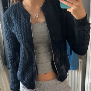 Kofta/jacka - Superfin kofta från ”MARINE Scandinavian sportswear” fast köpt på sellpy. Den är i superfint skick fast lite knottror på armarna, storlek xs men passar också S. Den är lite som en tunn jacka