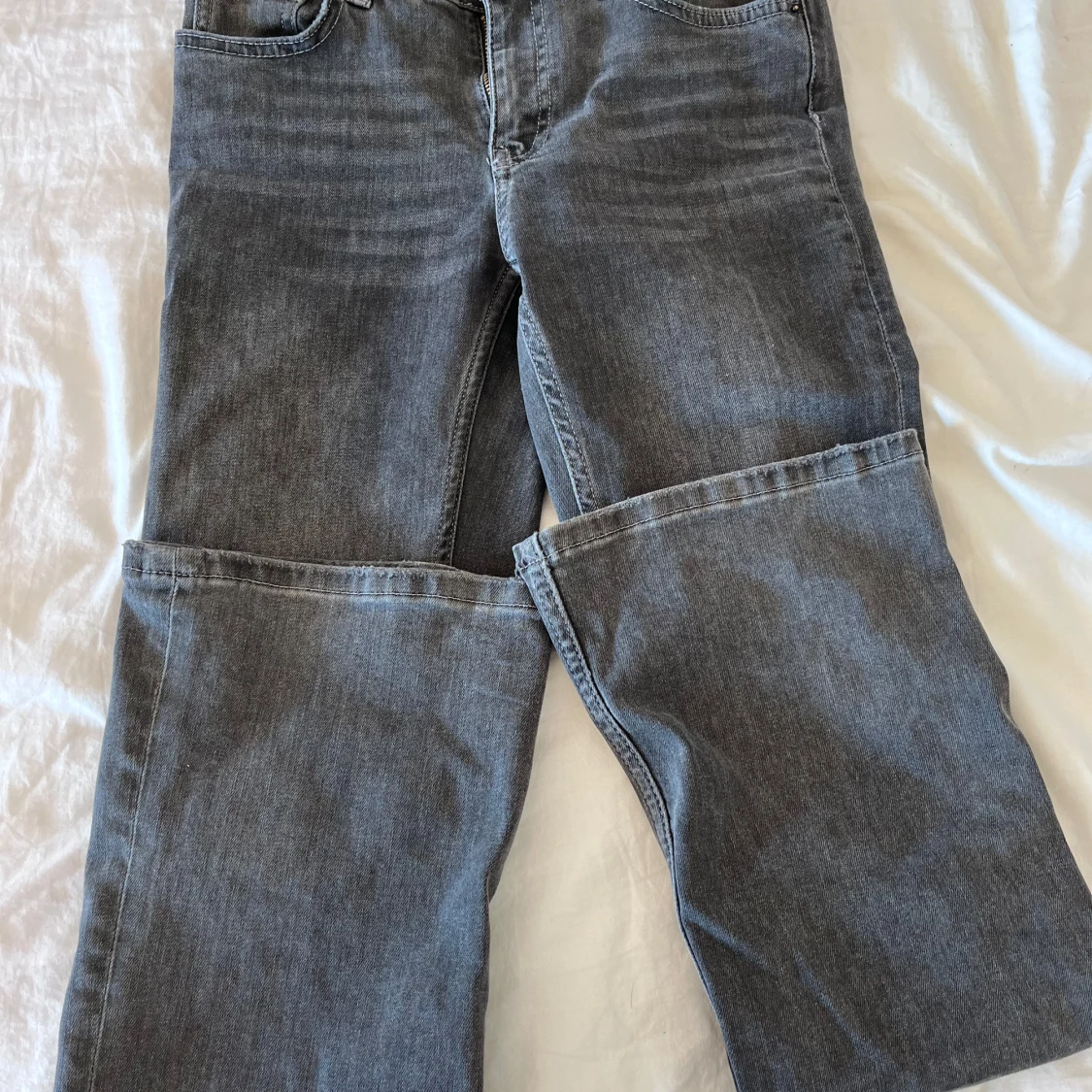 Grå jeans från Gina Tricot