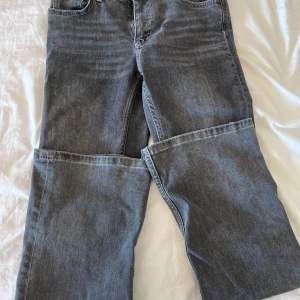 Grå jeans från Gina Tricot - Snygga grå jeans från Gina Tricot med en klassisk design. Använda men fortfarande bra skick. Storlek 158, aningen korta på mig som är 164