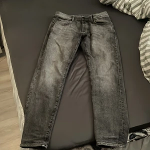 Grå jeansbyxor från G-Star RAW - Snygga grå jeansbyxor från G-Star RAW, modell 3301 Slim. De har en slim passform och klassisk femficksdesign. Perfekta för en stilren look. L32-W32