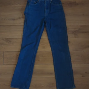 Blå jeans från Zara - Snygga blå jeans från Zara med klassisk femficksdesign. De har en rak passform och är högmidjade 