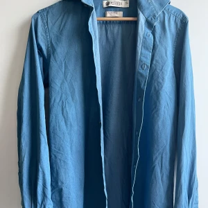 Denim skjorta - En najs skjorta från Morris, vävd i Italien. Riktigt go passform och perfekt att styla nu till våren, hör av er om ni undrar något💼🐺