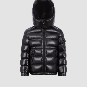 Moncler jacka - Säljer min moncler Maire jacka eftersom jag inte gillar den. Köpte den för några månader sedan, finns inga defekter. Skriv privat för fler bilder. 