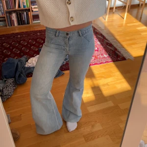 Coola jeans! - Såå fina lågmidjade bootcut jeans! Väldigt unika och coola!!