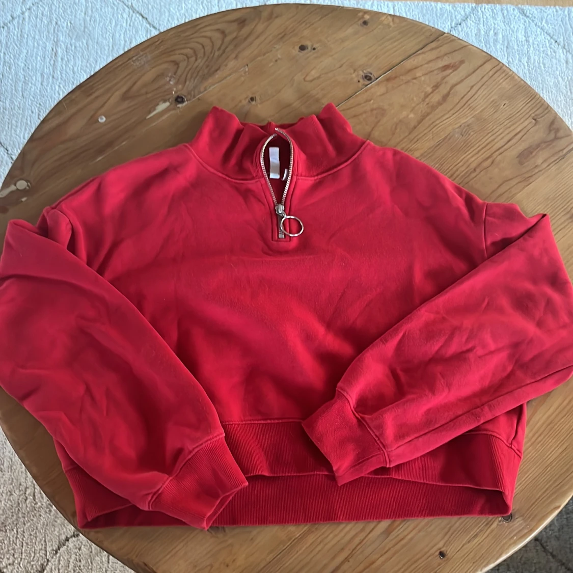 Röd tröja med dragkedja