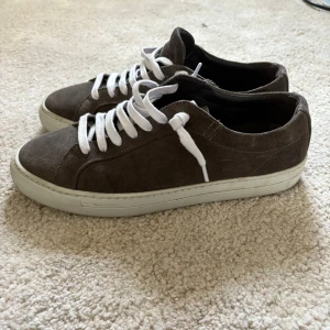 Helt nya mocka sneakers från massimo dutti - Mocka skor från Massimo dutti i nyskick | Använda endast ett par veckor | Nypris 2200kr | Ingår extra snören vid köp | Storlek 41 | Skriv vid frågor! 