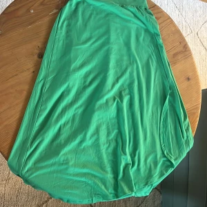 Grön kjol - Snygg grön kjol med en avslappnad passform. Kjolen har en enkel design utan mönster eller extra detaljer.