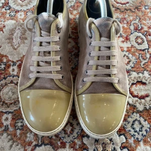 Lanvins  - Hej! Säljer nu mina skor från märket Lanvin , storlek 7/41, bra skick. Givetvis äkta, Tveka inte på att höra av dig om du har frågor eller funderingar kring skorna!