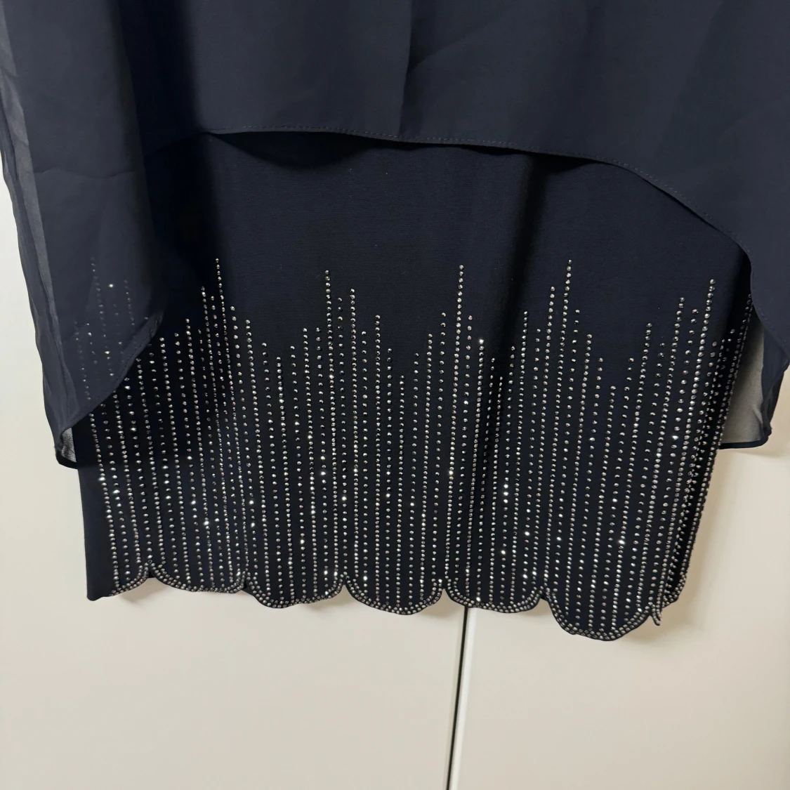 Svart ärmlös klänning med glittriga detaljer - 3