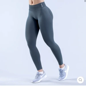 Dfyne tights - Säljer dessa super snygga tränings tights som är slutsålda. Köpte i stl. S och endast använda 1 gång då de var för små. 