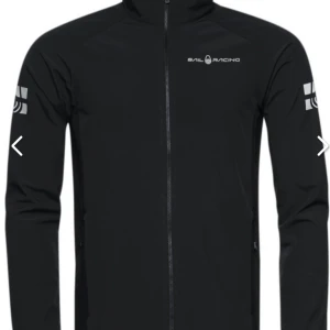 Svart jacka från Sail Racing - Snygg svart jacka från Sail Racing med dragkedja och logotyp på bröstet och ärmarna. Perfekt för en stilren look. Jackan har långa ärmar och en modern design.