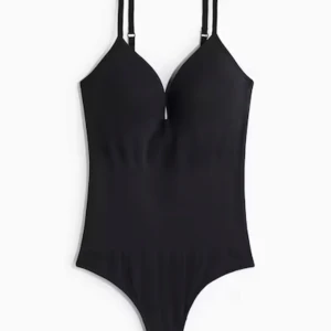 Body från H&M - Viral body från H&M som är helt slutsåld💕Var för stor för mig, har enbart testat en gång med trosor på och trosskyddet är på. Min kamera är sönder därav bilderna🥰Nypris 279 kr