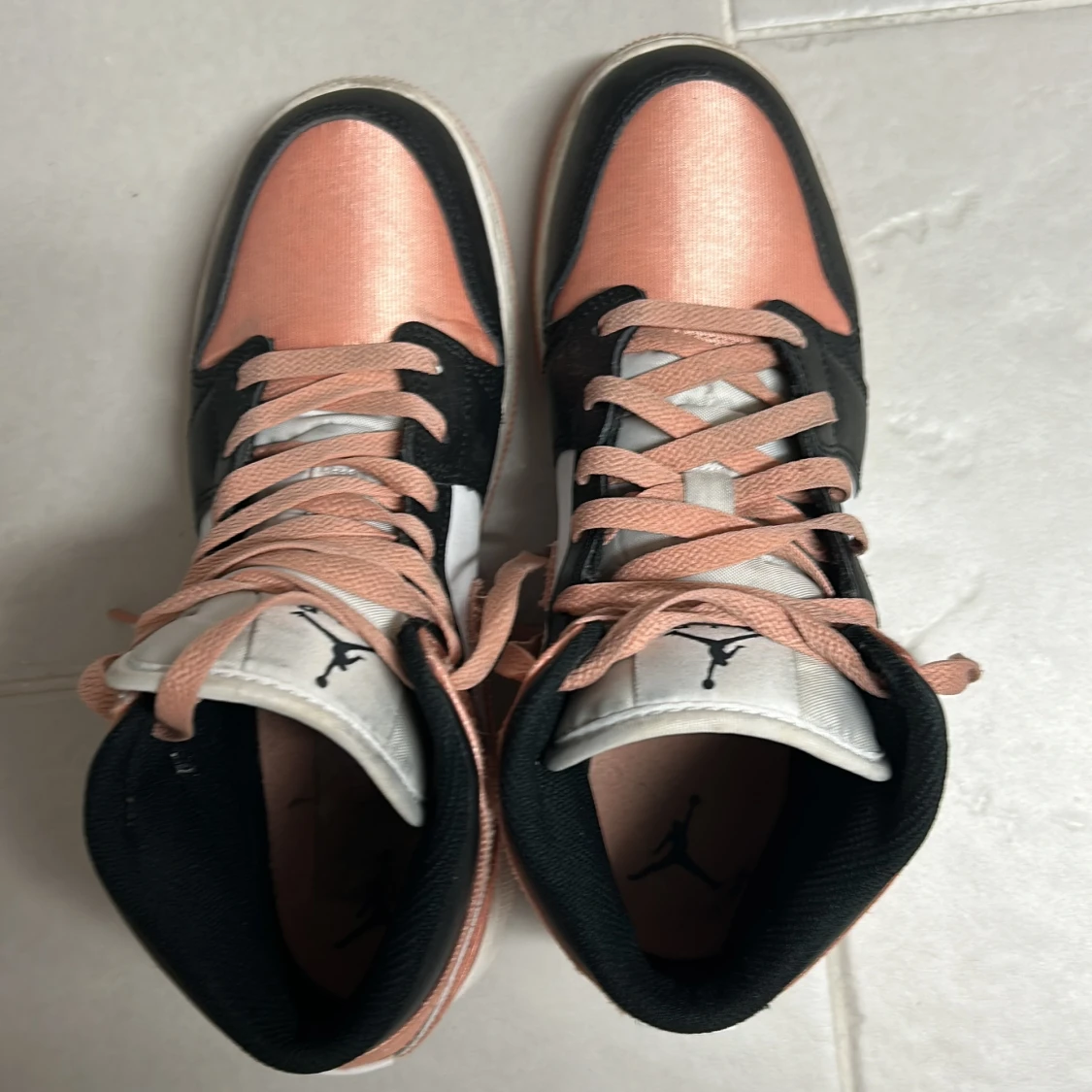 Nike Air Jordans i svart och rosa - 2