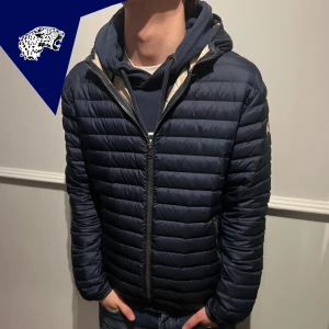 COLMAR JACKA - Fet dunjacka från Colmar  | Skick: 7,5/10 (Synliga fläckar på insidan, påverkar inte utseendet när den sitter på. Går möjligtvis att tvätta bort. Inga hål, Inga revor) | Strl: 52 ( Passar M/L) | Modellen är 182cm lång | Hör av dig vid frågor eller funderingar!