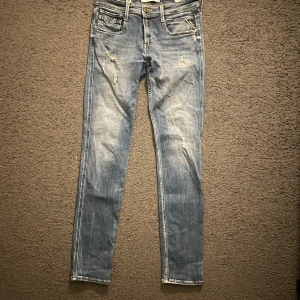 Replay jeans - Ett par riktigt feta replay jeans näst intill nya i en litet märke på bakfickan som man inte märker av över huvudtaget! Dem är i storlek 29/34 men längden är precis som L32!🙌