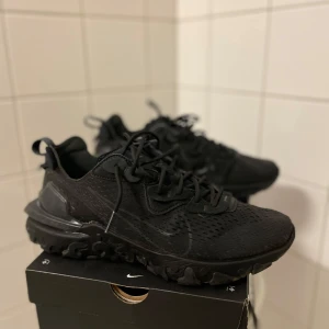 Svarta Nike sneakers - Snygga skor i nyskick – Storlek 44.5 – Endast 1200 kr! Säljer mina nästan oanvända skor, värda runt 1700 kr, för endast 1200 kr! Skorna är i absolut nyskick och kommer med originalbox och kvitto. Perfekt skick för dig som vill ha hög kvalitet till ett grymt pris! Vid intresse är jag öppen för att diskutera priset. Passa på – först till kvarn!