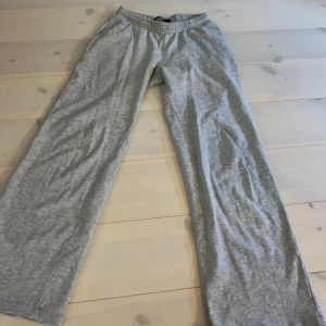 Grå mjukisbyxor  - Lågmidjade grå mjukisbyxor från bikbok⭐️storlek S, bra skick 